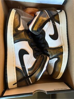 Air Jordan 1 Mid SE (GS)
Black/Taxi-White-Sail 6.5Y